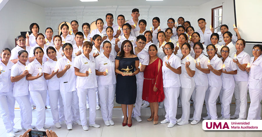 Estudiantes de la Escuela de Enfermería iluminan la UMA en emotiva Ceremonia de la Luz