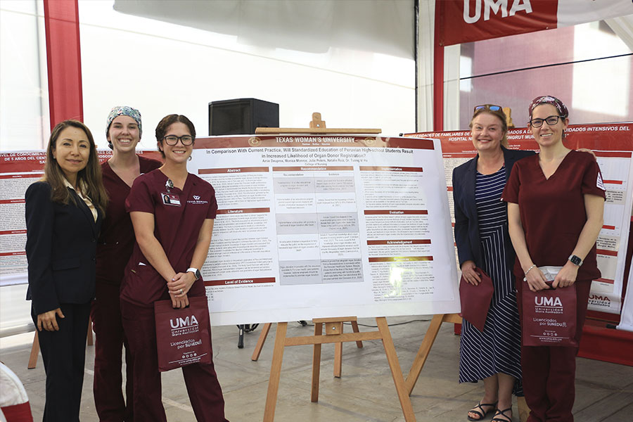 Con estudiantes del Texas Woman's University