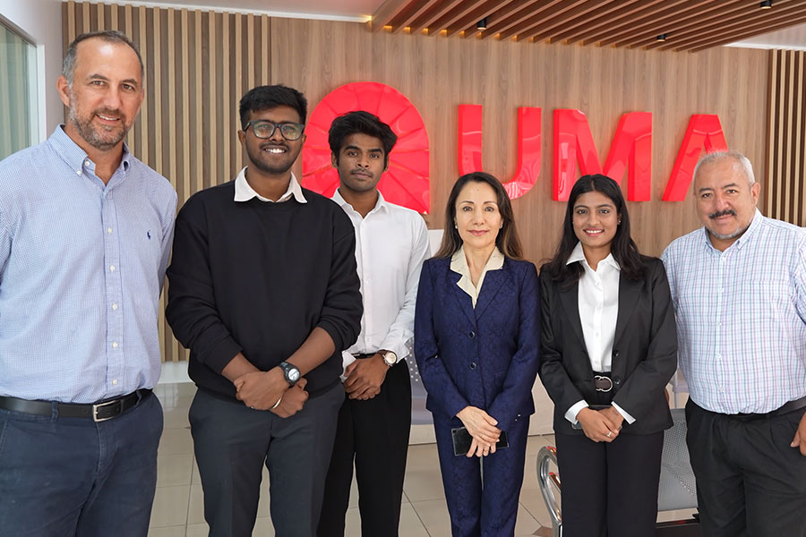 Con pasantes de universidades de India