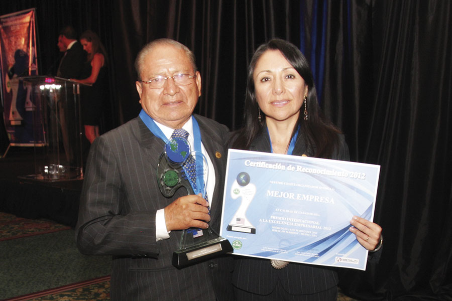 Recibiendo Premio a la Excelencia Empresarial